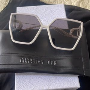 Dior glasses 30 Montaigne bu